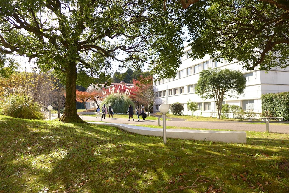日本女子大学西生田キャンパス中庭改修 写真